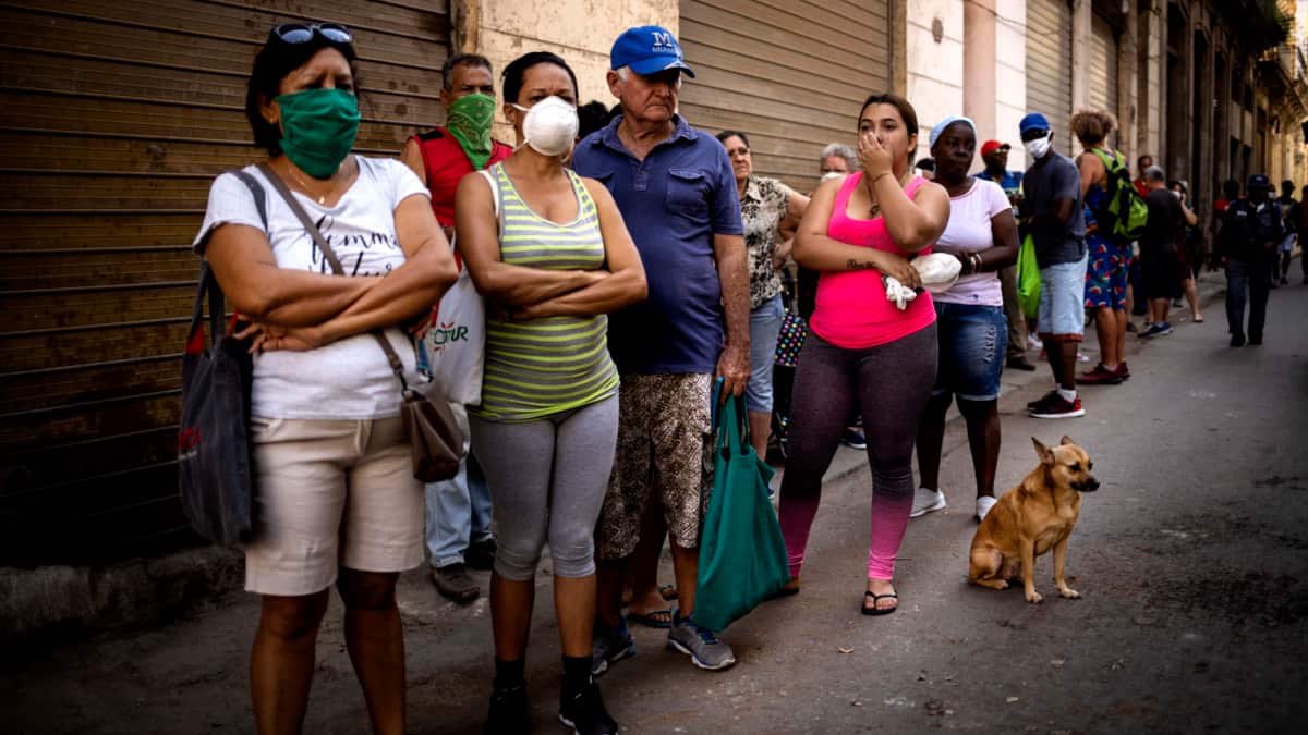 La dictadura cubana acaba de anunciar la limitación del consumo de pollo a toda la población por la escasez de alimentos. Solo podrán acceder a un cuarto de pollo para todo el mes los menores de 13 años. El problema del hambre en Cuba se está volviendo cada vez más grave.