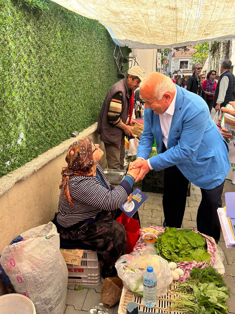 mevlut_ulgen's tweet photo. Foça  pazaryeri  ve esnaf ziyareti @YesillerSol. İzmir 2.  Bölge Milletvekili adayı Mevlüt Ülgen, Yeşil Sol Parti ve HDP ilçe başkanları ve İzmir gönülleri 'nin katılımıyla gerçekleştirildi. #BuradayızBirlikteDeğistireceğiz https://t.co/zIZLRcqwva