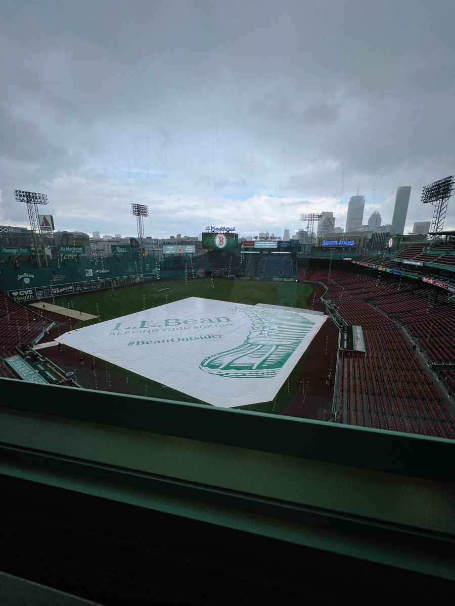 Chaotic #FenwayWeather this afternoon. It went from mostly sunny to pouring in about five minutes, but still scattered blue skies.