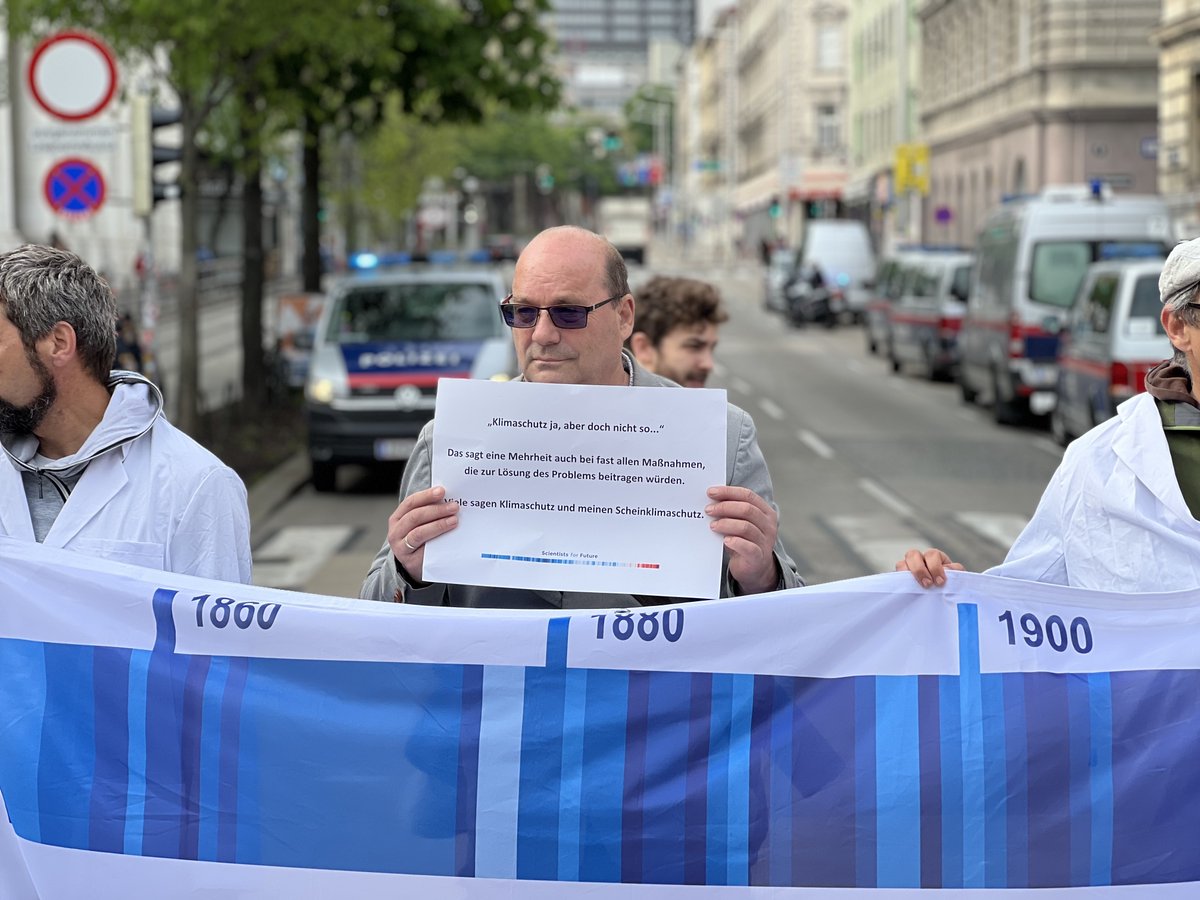 Nicolas43513211's tweet photo. Wissenschafter*innen stehen auf der Straße um darauf aufmerksam zu machen, wie ernst die Lage ist https://t.co/Xh0P8qyYnu