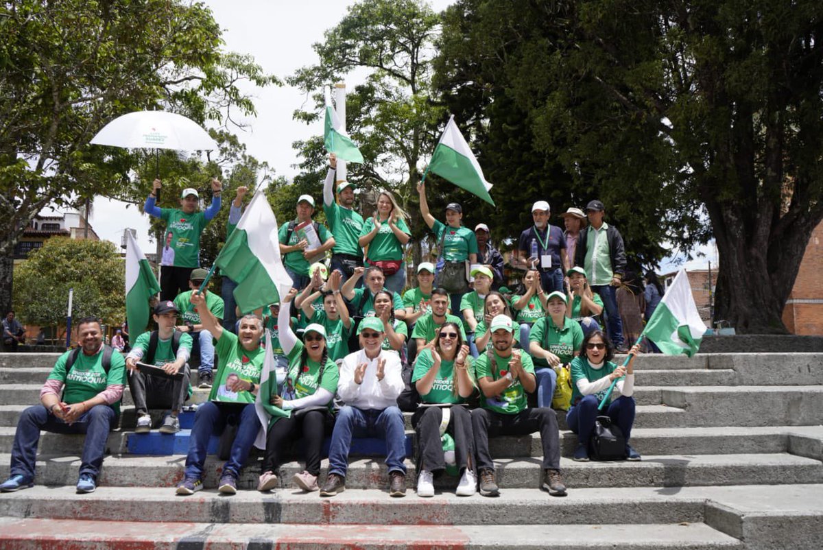 LuisFSuarezV's tweet photo. Gracias Carmelitanos porque cada firma es el reflejo de la confianza, el trabajo en equipo y la decisión de seguir trabajando sobre lo construido. #UnidosPorAntioquia❤️💚 https://t.co/e7YDlQmXFs