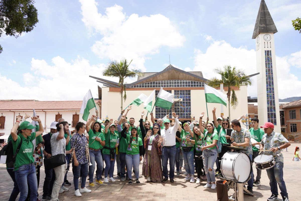 LuisFSuarezV's tweet photo. Gracias Carmelitanos porque cada firma es el reflejo de la confianza, el trabajo en equipo y la decisión de seguir trabajando sobre lo construido. #UnidosPorAntioquia❤️💚 https://t.co/e7YDlQmXFs
