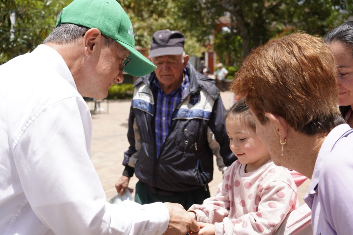 LuisFSuarezV's tweet photo. Gracias Carmelitanos porque cada firma es el reflejo de la confianza, el trabajo en equipo y la decisión de seguir trabajando sobre lo construido. #UnidosPorAntioquia❤️💚 https://t.co/e7YDlQmXFs