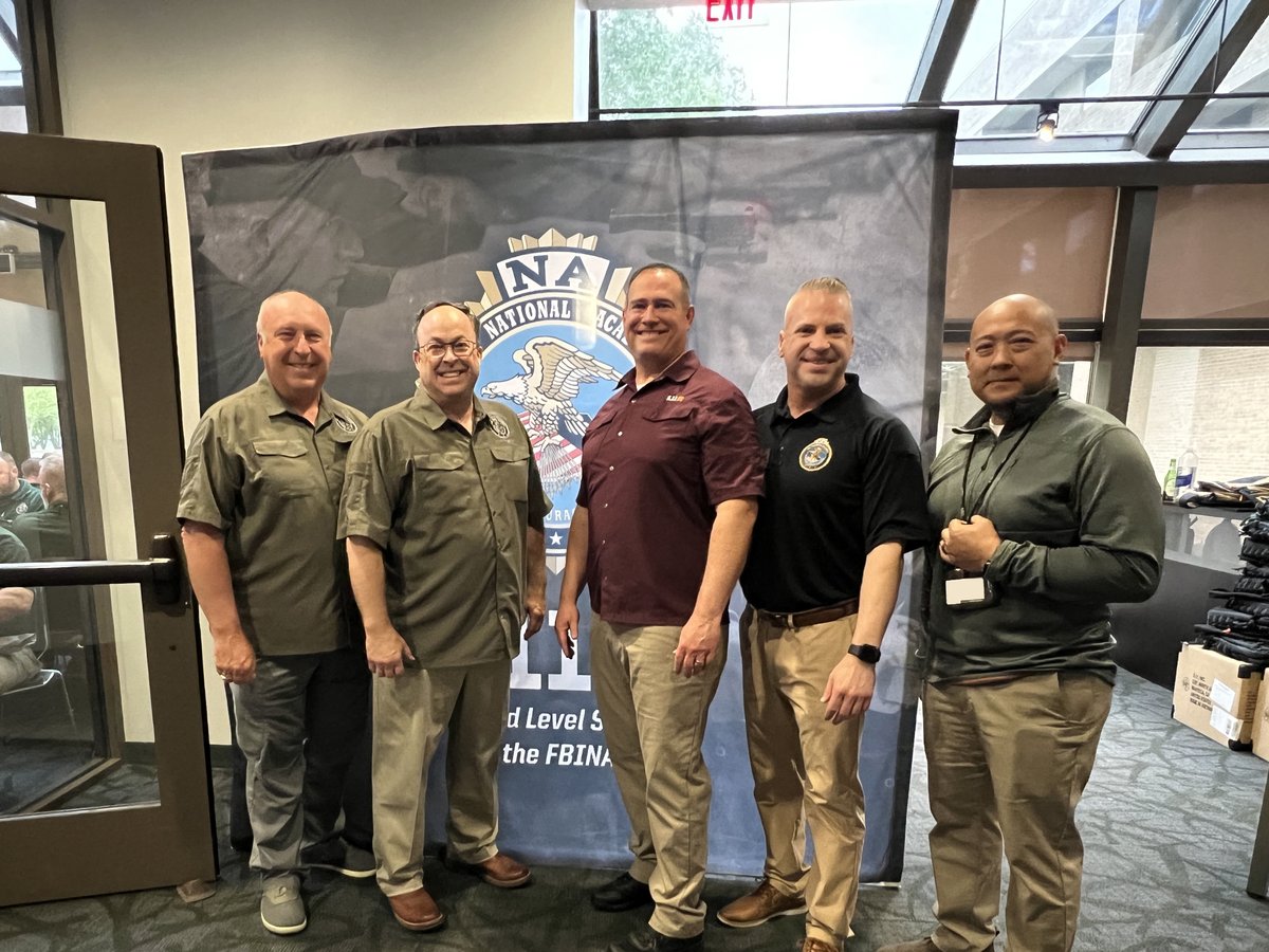 FBINAAQuantico's tweet photo. 5.11 Steak Night was a blast with Session 286!
Thank you, @511Tactical, for a beautiful evening with the students and staff. Shoutout to the FBI National Academy Associates Charitable Foundation for providing the delicious wine for the evening! #FBINAA #SteakNight #Session286 https://t.co/hMgmV9fAU1