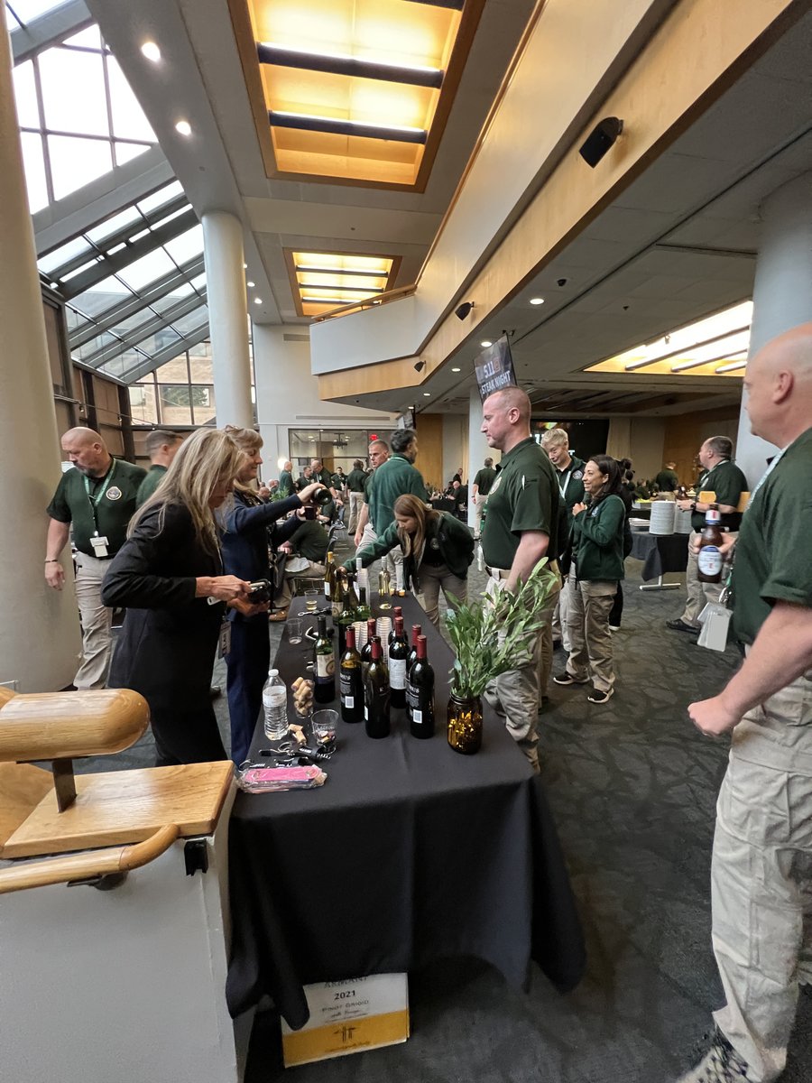 FBINAAQuantico's tweet photo. 5.11 Steak Night was a blast with Session 286!
Thank you, @511Tactical, for a beautiful evening with the students and staff. Shoutout to the FBI National Academy Associates Charitable Foundation for providing the delicious wine for the evening! #FBINAA #SteakNight #Session286 https://t.co/hMgmV9fAU1