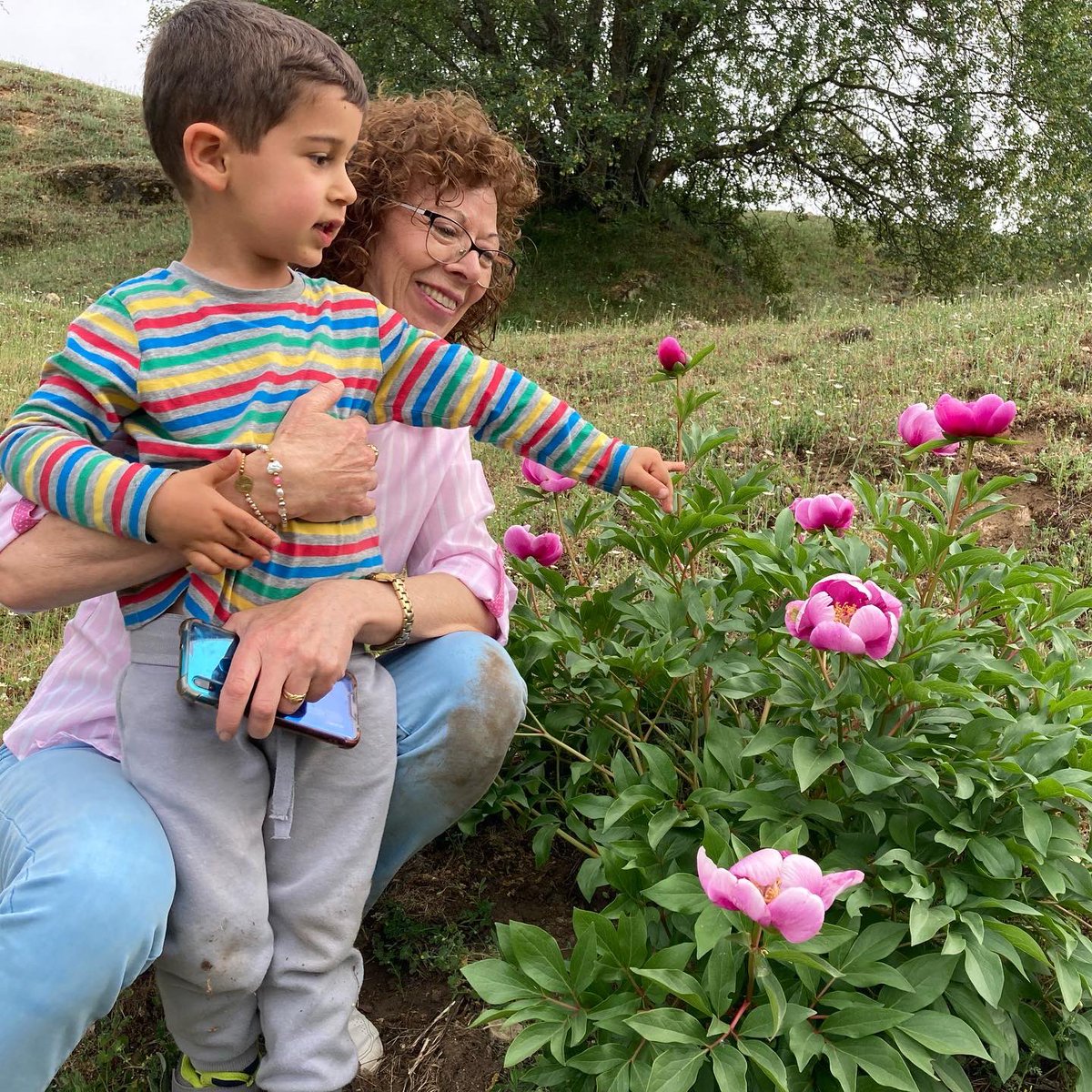 suanguerrero's tweet photo. Bonitas las peonías 🌷…más bonitas sus caras sonrientes 🥰🤩, BONITOS los dos por su gran ♥️. Gracias por cada día ☀️ https://t.co/T3rEVAMINS