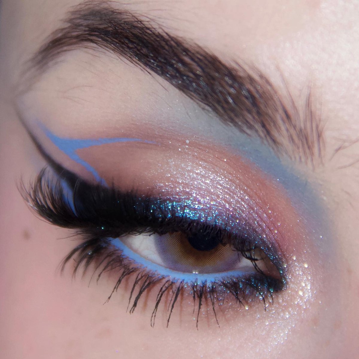 ColourPopCo's tweet photo. blue graphic liner always has our hearts ✨💙🏙️🧊 neocbb wearing graphix ink liner in 'korrasami' and crème gel liners in 'prance' and 'outer space'

available now on https://t.co/5C9dbsiHpN 💎 https://t.co/0nhRdKtvEz
