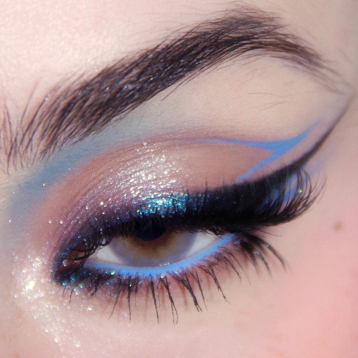 ColourPopCo's tweet photo. blue graphic liner always has our hearts ✨💙🏙️🧊 neocbb wearing graphix ink liner in 'korrasami' and crème gel liners in 'prance' and 'outer space'

available now on https://t.co/5C9dbsiHpN 💎 https://t.co/0nhRdKtvEz