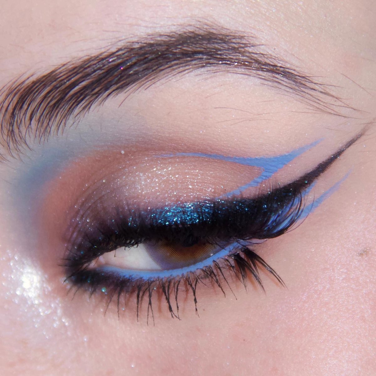 ColourPopCo's tweet photo. blue graphic liner always has our hearts ✨💙🏙️🧊 neocbb wearing graphix ink liner in 'korrasami' and crème gel liners in 'prance' and 'outer space'

available now on https://t.co/5C9dbsiHpN 💎 https://t.co/0nhRdKtvEz