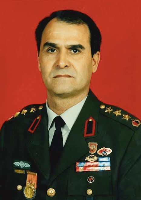 Albay Abdülkerim Kırca
PKK teröristinin iftirası ile hakkında operasyona yapıldı.
Albay Abdülkerim Kırca, İNTİHAR etti.
Ve AKP'nin nefret kalemi Engin Ardıç "Mermiye Kafa Attı" demişti.
Bu nefreti kustuğu için AKP, Engin Ardıç'ı el üstünde tuttu.
Ve Engin Ardıç beyin kanaması