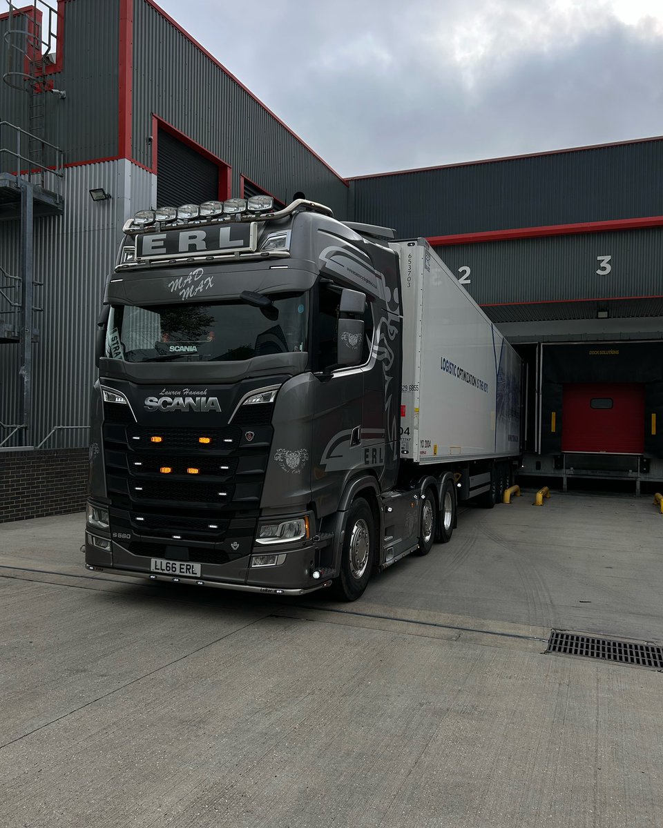 🖤 Mad Max The V8 🖤

Tipping on the Bay in Style in Harlow, Essex 🤙🏼

#erlltd #swittastruckers #scania #twtruckstyling #truckstyle #scaniav8 #scaniatrucks #kelsa #truckersoftwitter #onlywayisbritish #truckerswithpride #truckswithstyle #essex #v8power #scanias580 #s580v8