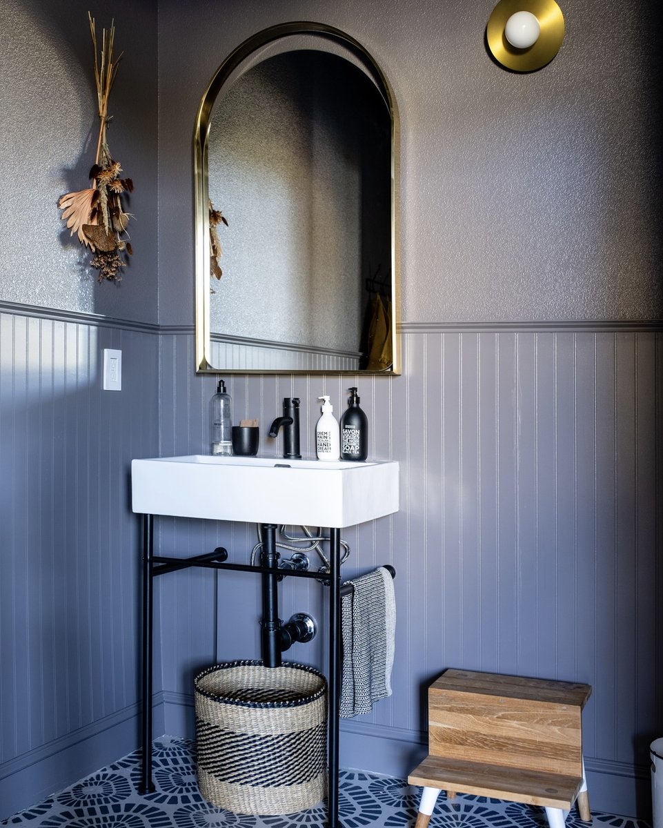 Our GRD bathroom oozes drama. Painting the wainscot, walls, and ceiling the same moody color creates a beautiful jewelry box of a space. #GRDdesignstories