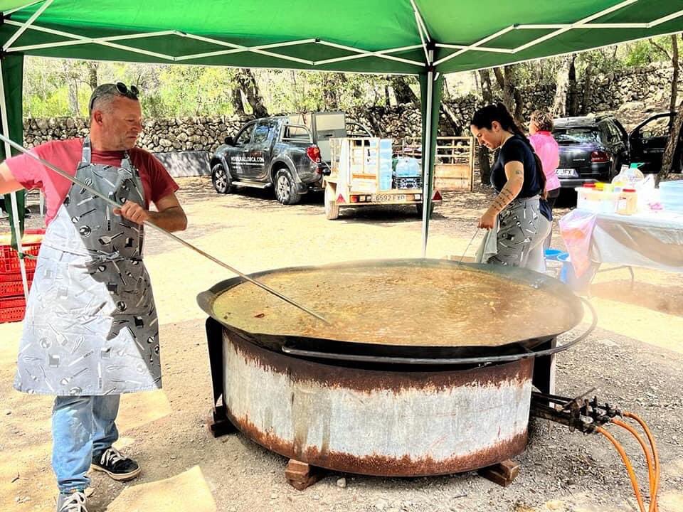 arrelam's tweet photo. Extraordinària paella la que vàrem menjar ahir a Sa comuna de Biniamar amb el rerefons de l'1 de maig.

Enhorabona als encarregats de cuinar-la i d'organitzar-la. 🥘

#PrimerDeMaig 
#Biniamar 
#FeimPoble https://t.co/s090bwuwNQ