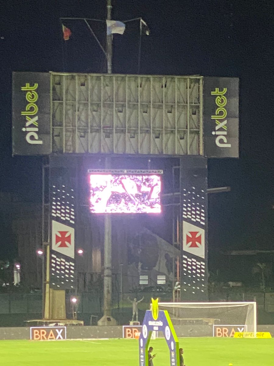 NewsAlmirantee's tweet photo. Empresa responsável pela reforma do telão divulga nota e diz que os funcionários foram demitidos!

"A Brax Sports Assets, ao ser surpreendida pela circulação de um vídeo feito por um funcionário de uma empresa terceirizada, em São Januário, esclarece que já tomou a medida na direção dos desligamentos dos responsáveis, afirma que não compactua com tal conduta e que respeita o Vasco, sua linda História e sua torcida. A Brax ressalta ainda que a irresponsabilidade não faz parte de sua equipe própria de funcionários, que trabalha com padrão elevado de qualidade nas arenas no Brasil e não tolera tal comportamento.

A Brax preza pelo profissionalismo e respeito ao Vasco e todos os demais clubes e instituições do Brasil. Fomos surpreendidos negativamente e já adotamos as ações cabíveis.
Ao Vasco e seus torcedores, a Brax se desculpa - disse Bruno Rodrigues, um dos sócios da Brax Sports Assets."
