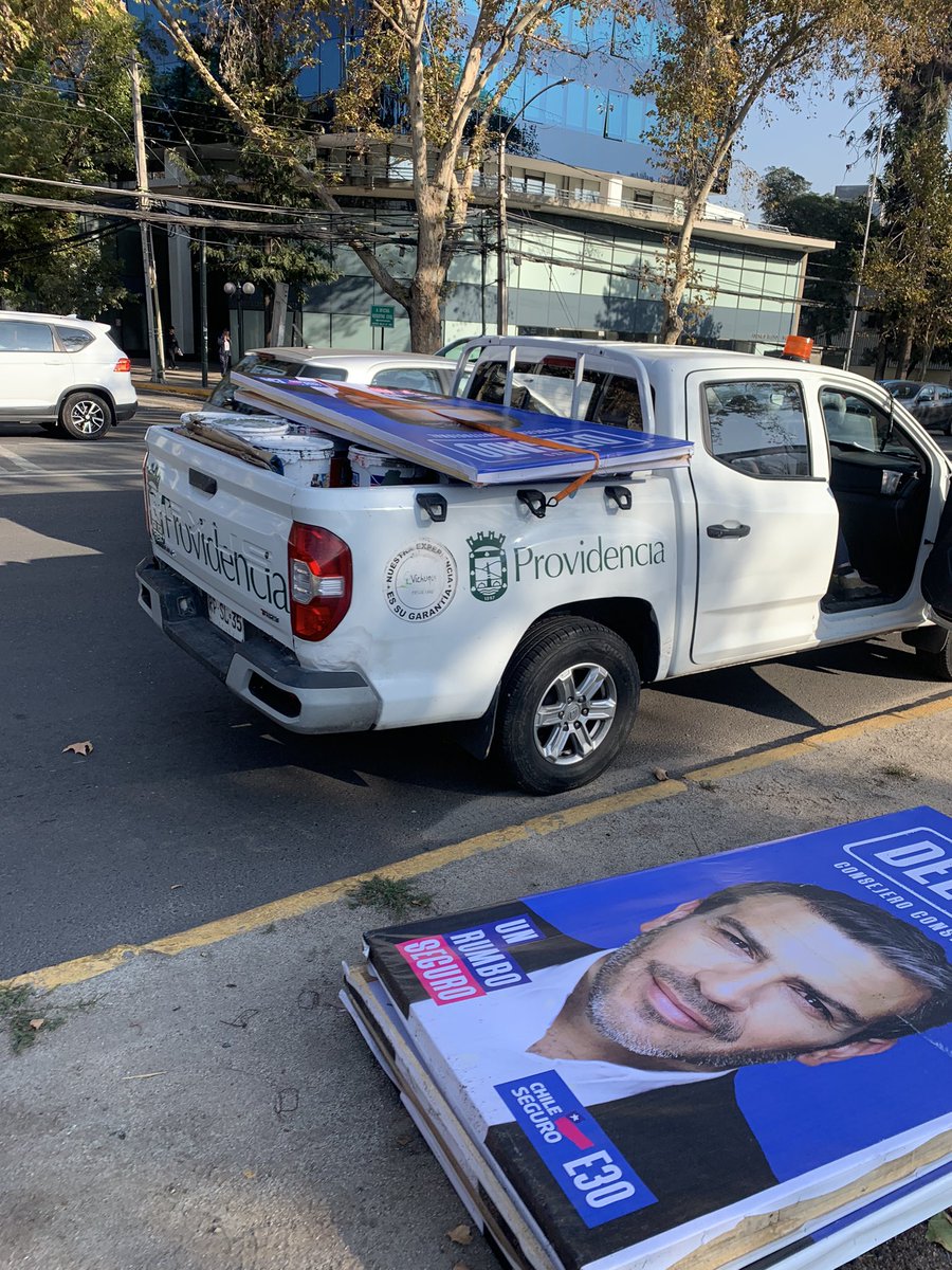 Yo me pregunto “que hace la @Muni_provi manipulando palomas de la campaña de @RodrigoDelgadoM en la ciclovía de Andrés Bello con PDV? @ServelChile es legal que vehículos municipales transporten campañas políticas?