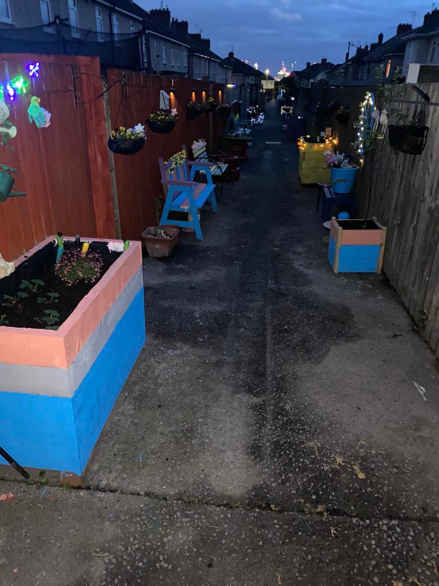 How beautiful does our first alleyway transformation look this evening. Residents adding their own personal touches. The lights from the dock cranes adding to the atmosphere ☺️