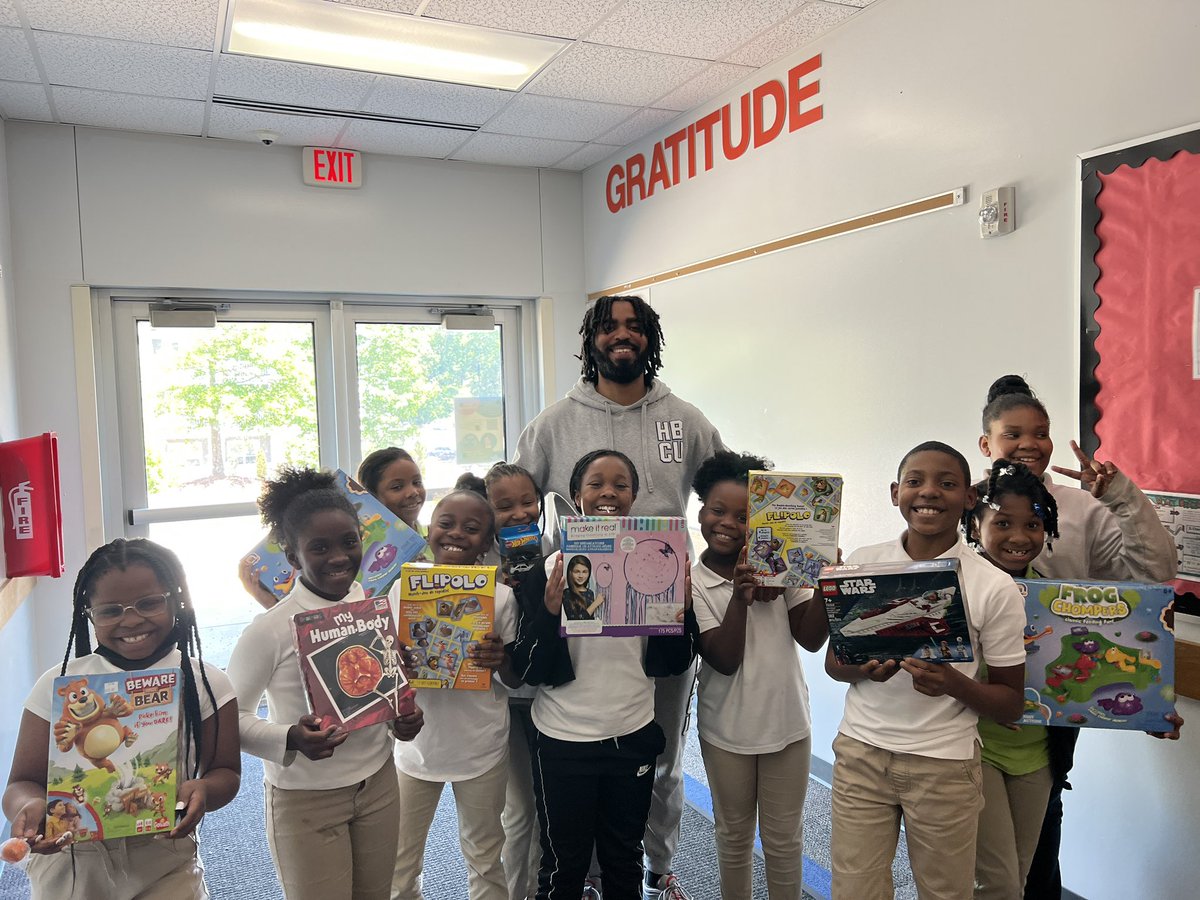 DeonteBridges's tweet photo. So many of our scholars have been locked in and focused since day one while others have improved tremendously over the course of the school year. As a result, I showed them some love throughout the day. #JustBecause #AssistantPrincipal #NHAmazing #BeyondTheCurriculum https://t.co/6KDpfAcagK