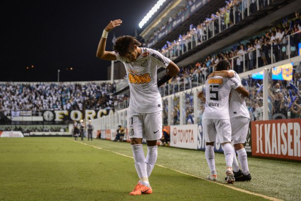 Tava lembrando aqui do dia que os caras do Bolivar resolveram provocar o Neymar. Ganharam do Santos de 2 x 1 na altitude, torcedores jogando objeto em campo, técnico falando que não conhecia o Neymar…

No final do primeiro jogo, o Ney enfurecido falou: “Só tenho uma pra falar: o