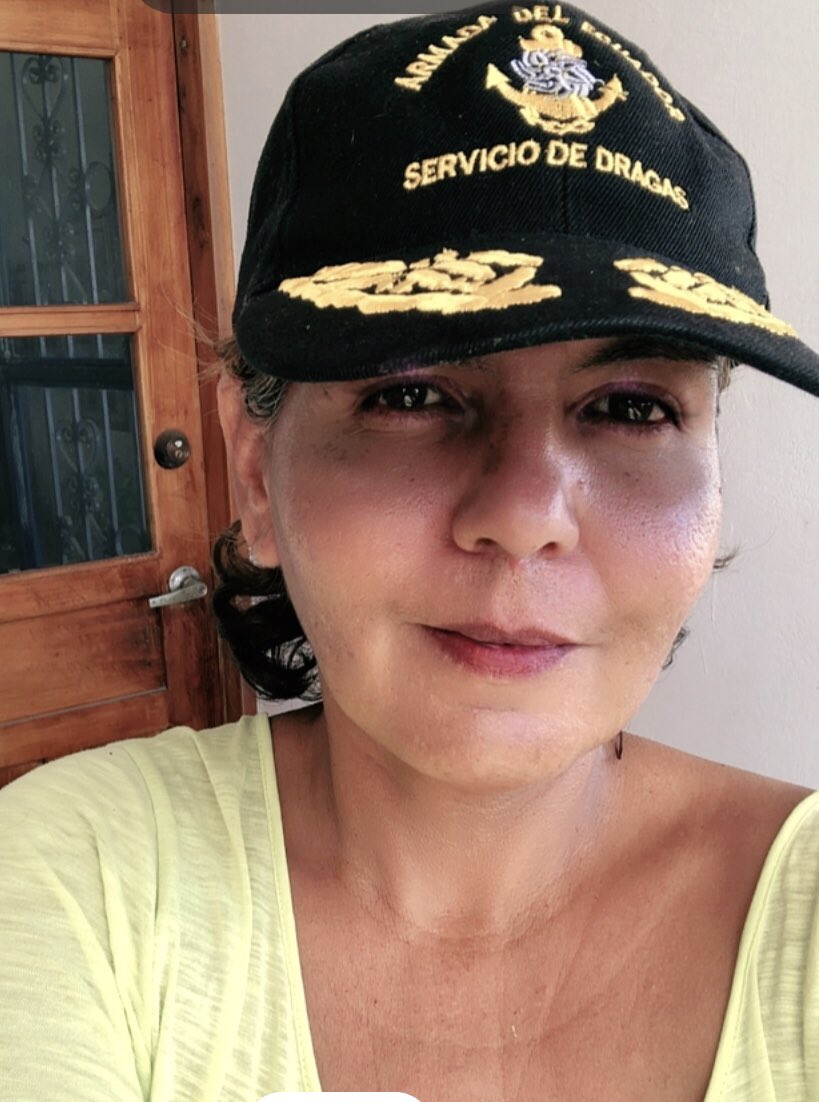Cazandoimberbes's tweet photo. Buenas tardes, voy a “dragar” la cuneta q de tanta lluvia parece el fondo de un río, lleno de lodo, la gorra es porque así el trabajo se hace bien y más rápido. #LassoStyle https://t.co/EUn8aVqJIA