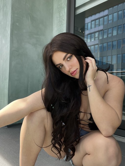 The only time that matters is right now 🖤 https://t.co/SFgW1ouD9m