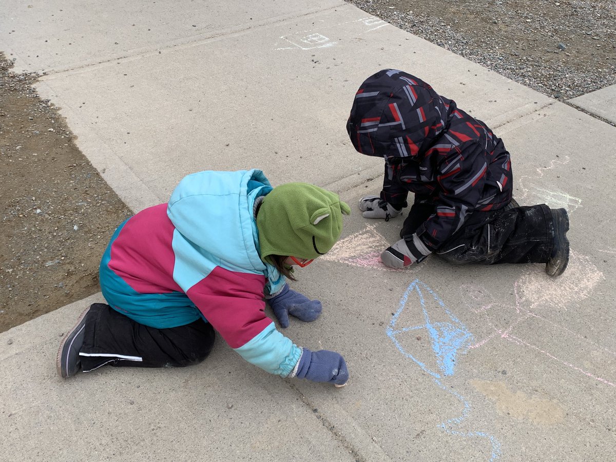 Only in Newfoundland do you break out the sidewalk chalk while still wearing your snowsuit 🫤 ⁦<a href="/RoncalliSchool/">Roncalli Elementary</a>⁩