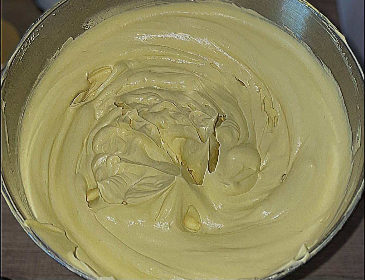 huegirlsz's tweet photo. I love whipping body butter #whippedbodybutter #africansheabutter #dryskincareroutine #healingskincare https://t.co/rj56720fS8 https://t.co/8QQoLcKLX8