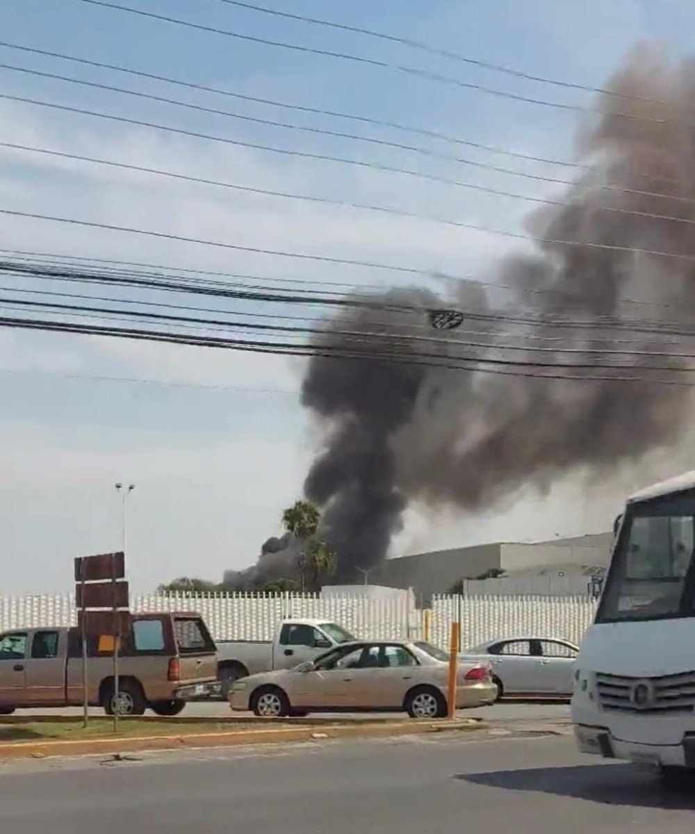 postamx's tweet photo. #POSTAAlerta
Reportan incendio en empresa de la #avenidaCarlosSalinasdeGortari en #Apodaca, aparentemente se trata de una bodega de #PROLEC
@rayelizalder https://t.co/FvlWpwMOd5
