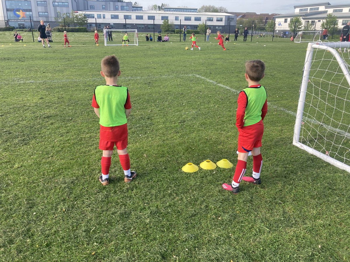 mapfootball's tweet image. MAP FC coaching school : 

Tonight was the first grass session of the summer for our amazing young  MAP FC players aged 4 -8 as part of  our coaching school leading into MAP teams - some brilliant sessions put on by our coaches .

More information email : Mapfc@outlook.com