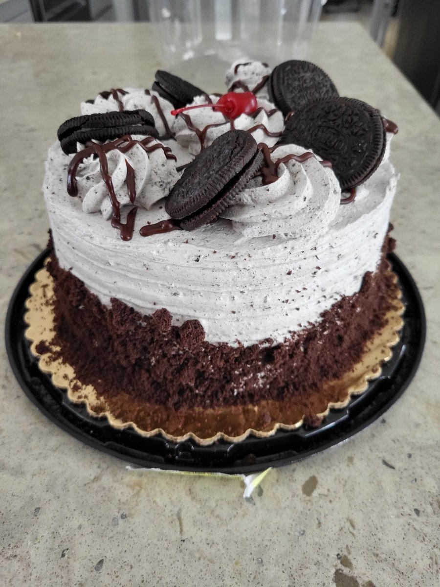 pcnnmvideos's tweet photo. My birthday cake, an 8 inch 2 layer Cookies n’ Cream cake ft. Oreos from the Vons bakery! Look who’s excited for some cake lol! #arthur #mrratburn #ratburn #birthday #birthdaycake #happybirthday #cookiesncream #cookiesandcream #pbs #gbh #oreo #oreos #birthdaycake #vons #cakes https://t.co/lIr38sFxfh