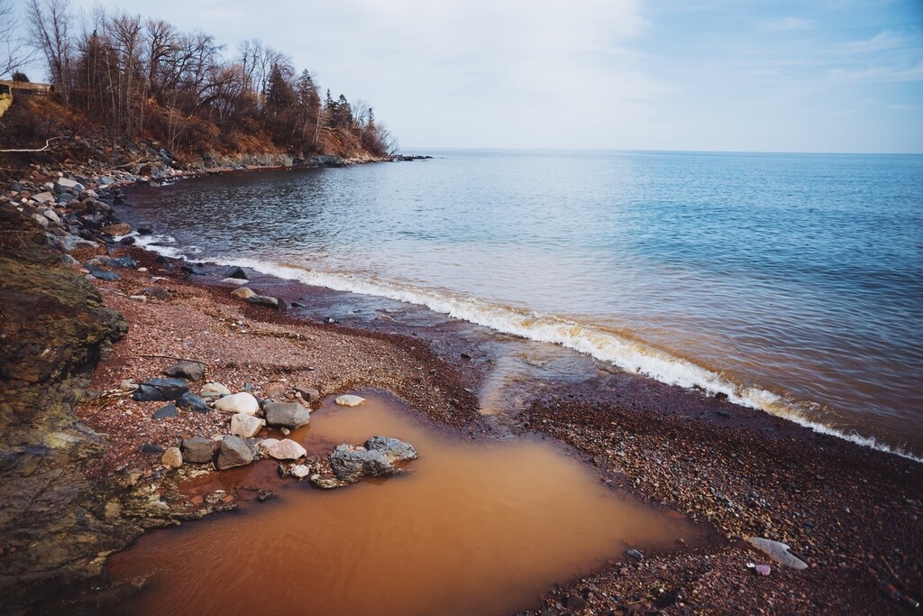 AMessengerPhoto's tweet photo. It’s runoff season. Adopt your drain, don’t dump into the storm sewer and help keep all that extra stuff out of our waterways.
Here’s where the swill from a water main break met the Great Lake just below Leif Erikson park in Duluth a few years back. https://t.co/bdAtJgt7d3 https://t.co/BFkp1HoyQV