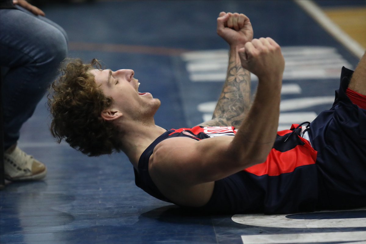 ¡Segundo adentro!

A pesar de un cierre difícil, San Lorenzo volvió a dominar y ganar frente a Atenas, esta vez fue por 90 a 81. 

Aún falta mucho: tercer juego en Córdoba, martes próximo.