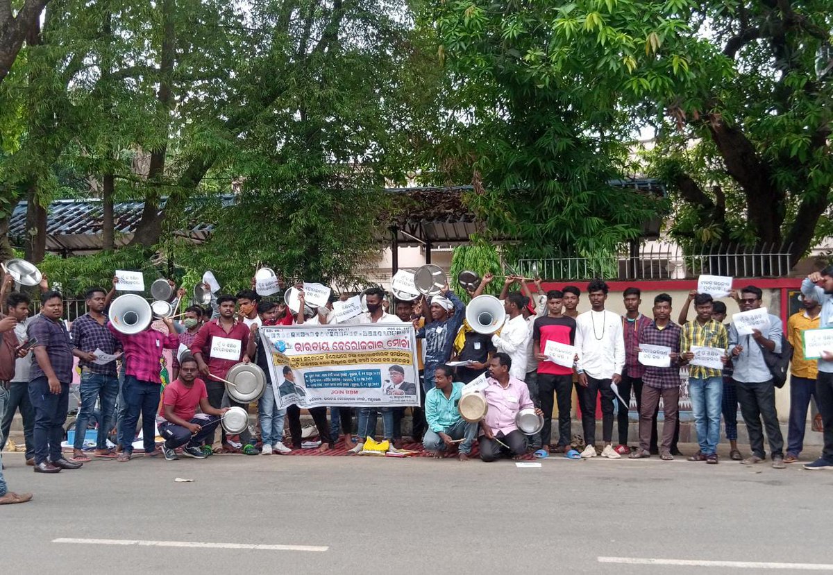 भाजपा सरकार की नीतियों का नतीजा है कि बेरोजगारी दर निरंतर बढ़ रही है, रोजगार की तलाश कर रहे युवाओं की उम्मीद टूट रही है।

'सबका साथ, सबका विकास' का नारा कोरा झूठ निकला।।
#मैं_भी_बेरोजगार