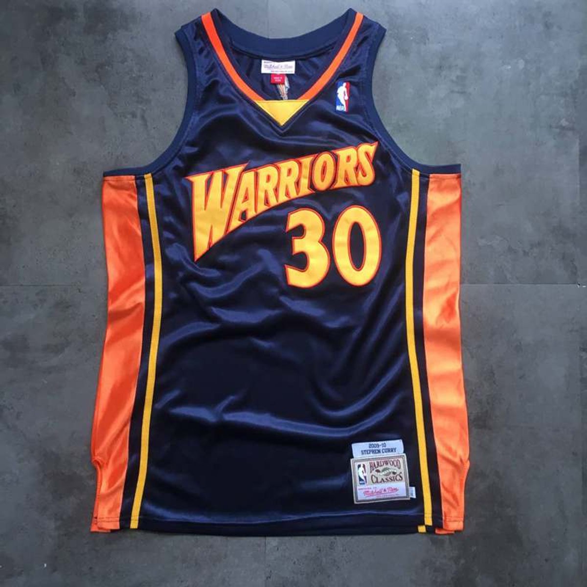 GoatJersey's tweet photo. LeBron vs Curry https://t.co/cXAlOfwggh