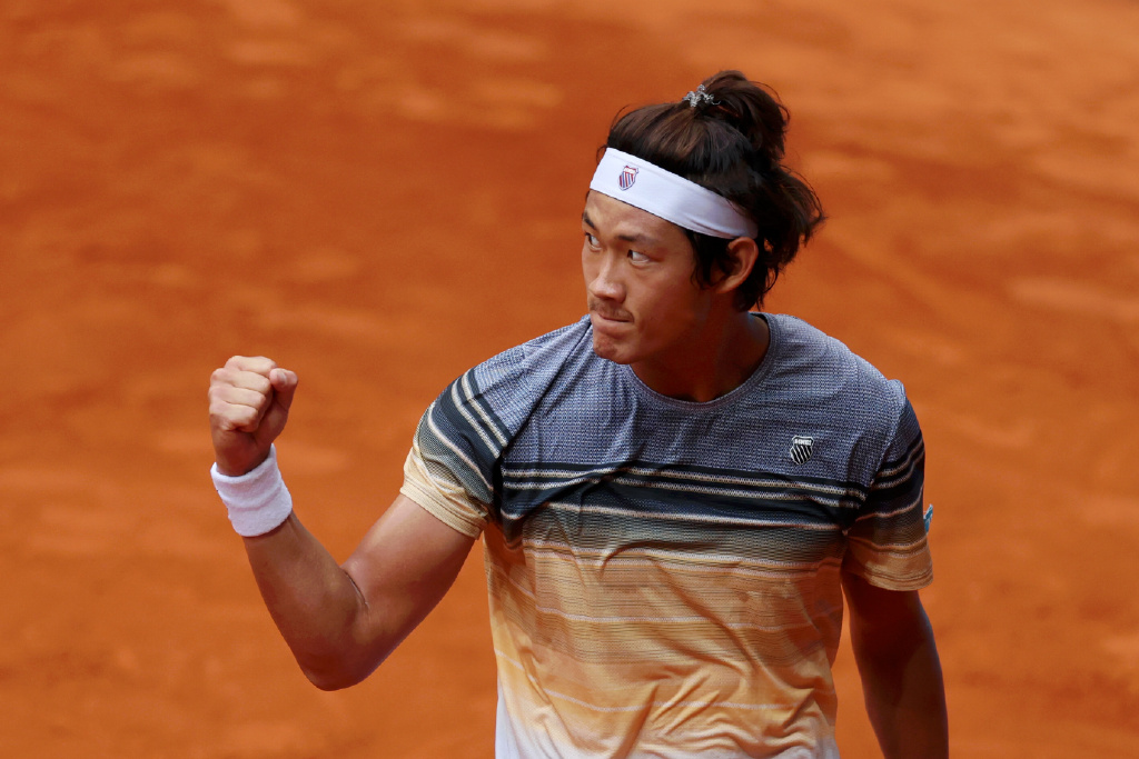 Zhang Zhizhen continued his historic run at the Madrid Open, upsetting No. 8 seed Taylor Fritz of the United States on Tuesday and becoming the first player from the Chinese mainland to reach the quarterfinals of the ATP 1000 tournament. #ATP1000 #MadridOpen