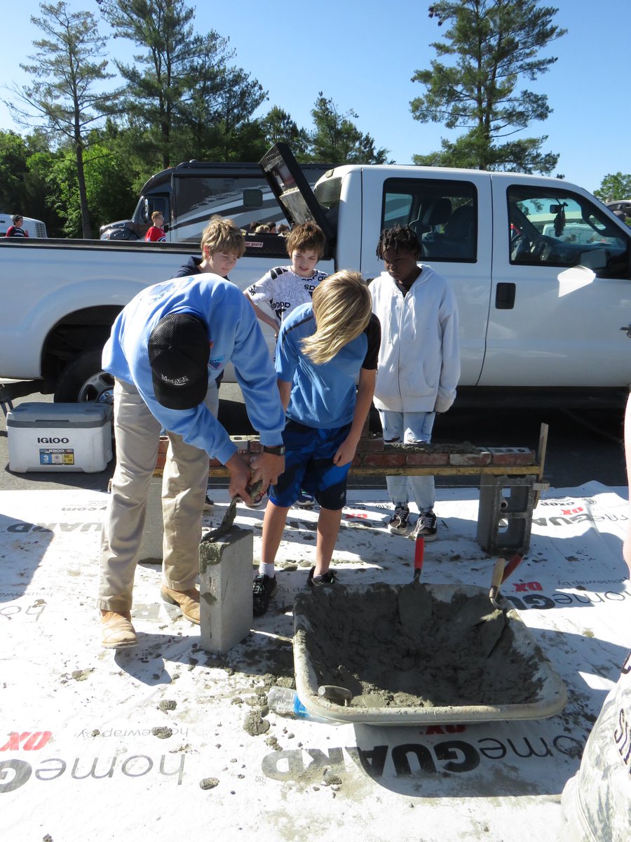 DavieCountySch's tweet photo. Nearly 1,000 5th &amp; 6th grade students participated in today’s Careers on Wheels showcase, hosted by our CTE program. Thanks so much to the 40 community partners that engaged with our students and shared job opportunities the kids may want to consider.
#experiencedavie https://t.co/t6axCl6G9t