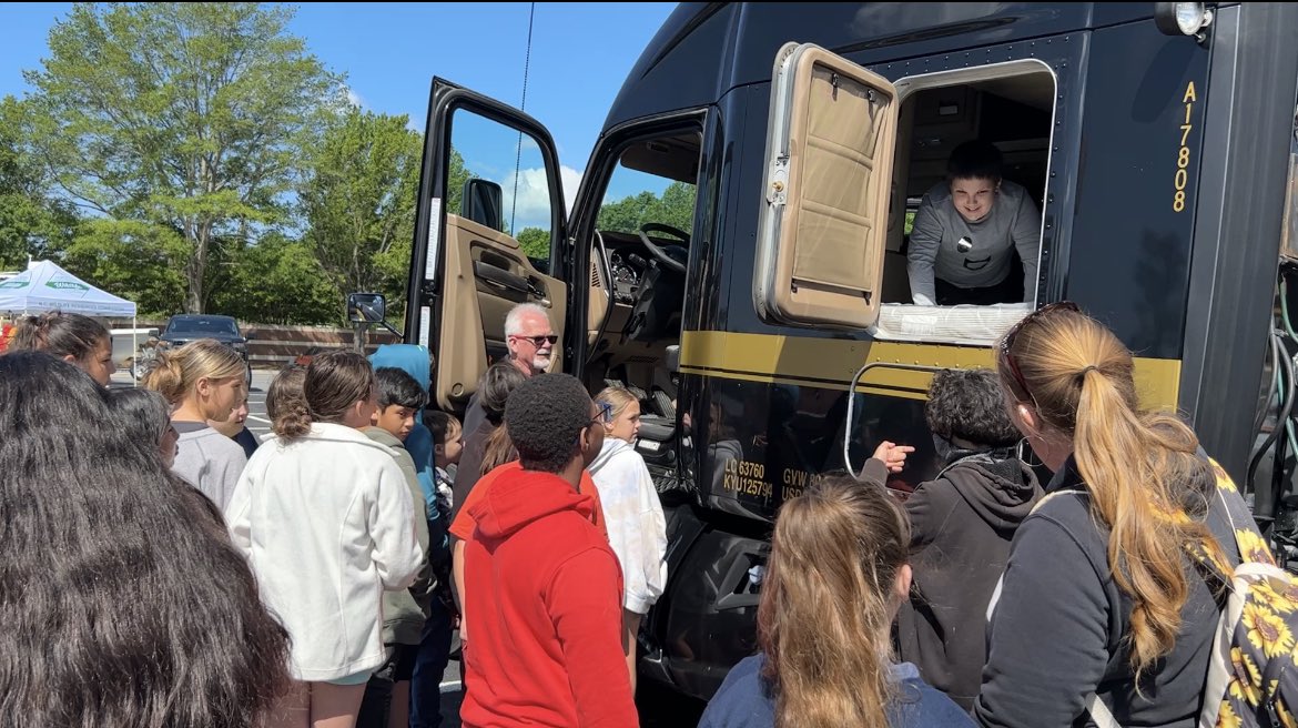 DavieCountySch's tweet photo. Nearly 1,000 5th &amp; 6th grade students participated in today’s Careers on Wheels showcase, hosted by our CTE program. Thanks so much to the 40 community partners that engaged with our students and shared job opportunities the kids may want to consider.
#experiencedavie https://t.co/t6axCl6G9t