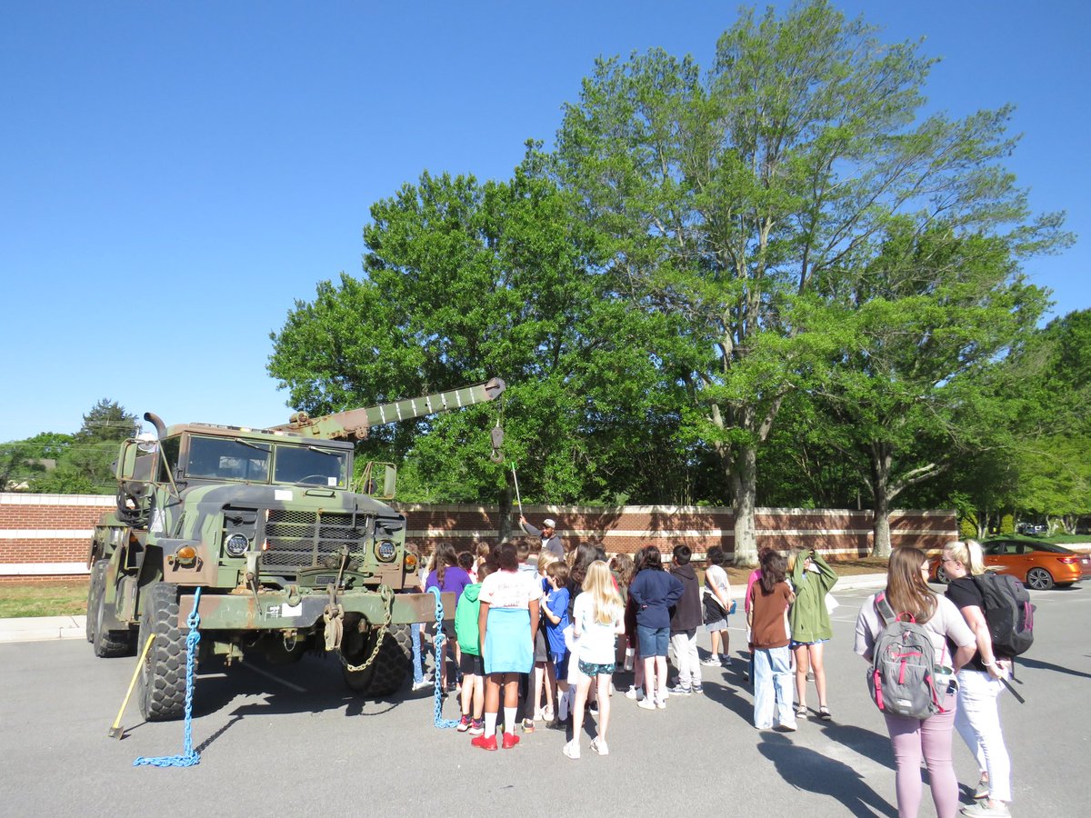 DavieCountySch's tweet photo. Nearly 1,000 5th &amp; 6th grade students participated in today’s Careers on Wheels showcase, hosted by our CTE program. Thanks so much to the 40 community partners that engaged with our students and shared job opportunities the kids may want to consider.
#experiencedavie https://t.co/t6axCl6G9t