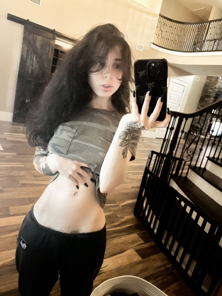 kiwithesmol's tweet photo. the natural rats nest that is the hair on my head (and i mean… if you look lower..) is making an appearance https://t.co/wt2mgInovA