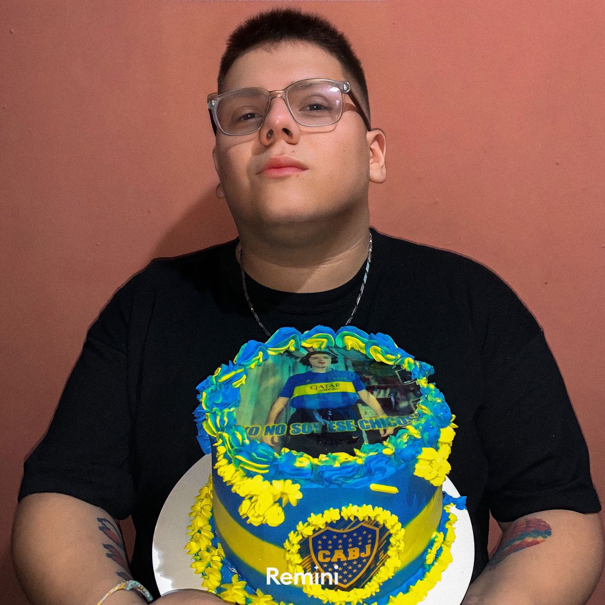 SegadaAgustin's tweet photo. Hola @DavooXeneizeJRR  hoy es mi cumpleaños y mira el homenaje que te hago pedazo de crack titán de la vida, solamente quiero un videito saludándome te amo pa 💙💛💙

Me ayudan a compartir para que le llegue 🙏🏻🙏🏻🙏🏻 https://t.co/2VjQoSmWjw