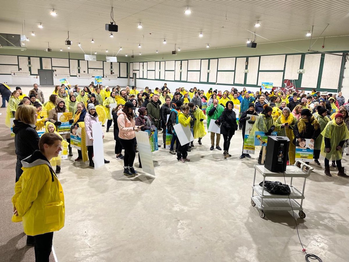 Capt_Fizzix's tweet photo. We were told that the Acadian Peninsula teachers along with their community had been waiting for us. “We are ready! We’ll make it worth your while!”, they said… Thank you Tracadie and surrounding areas for adding your voices to ours. #stopthesqueeze https://t.co/psmbeDlI1e