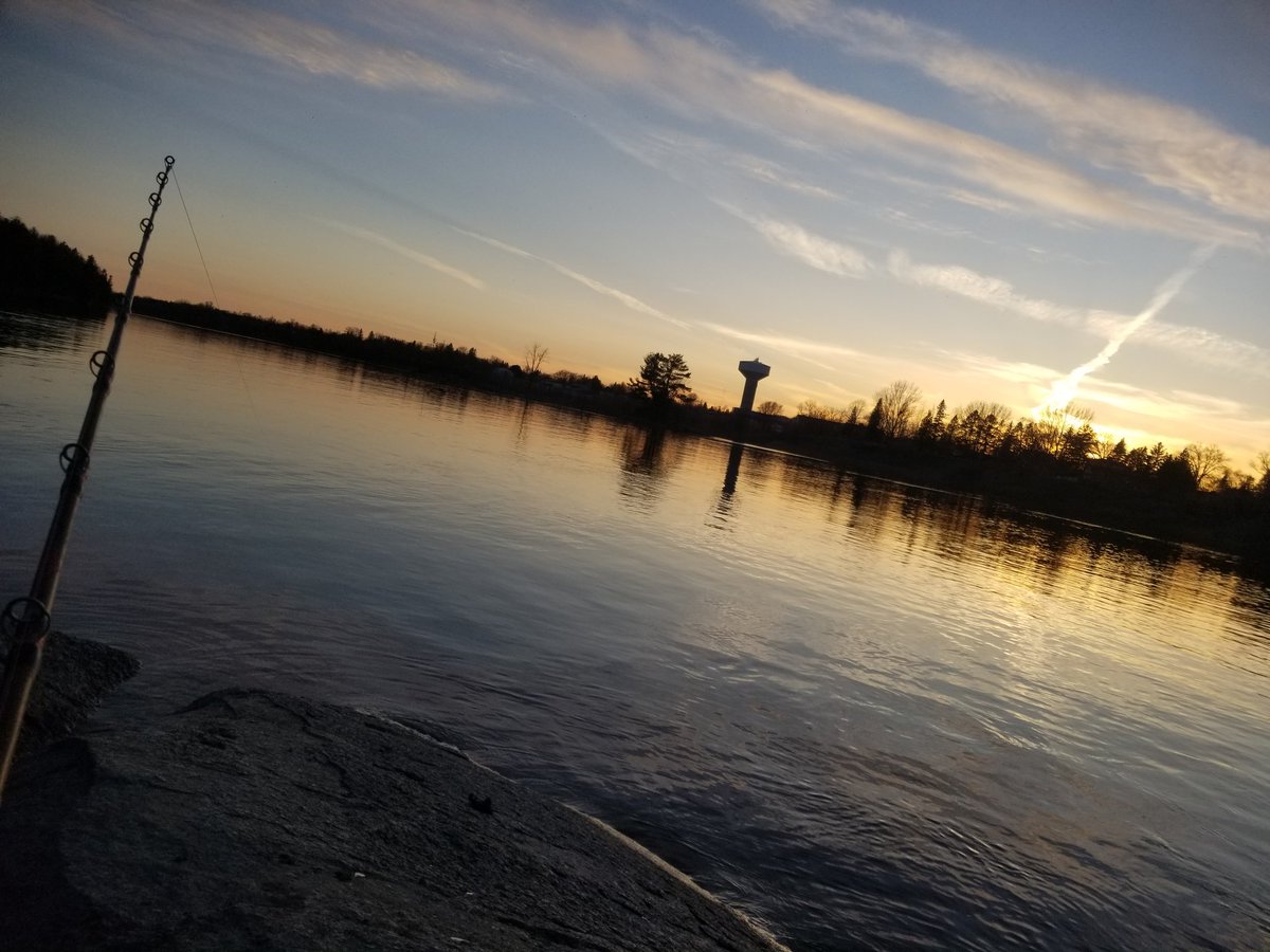 Mngunlover91's tweet photo. @weatherchannel Gorgeous sunset here in international falls Minnesota. https://t.co/sGU0fNfBhf