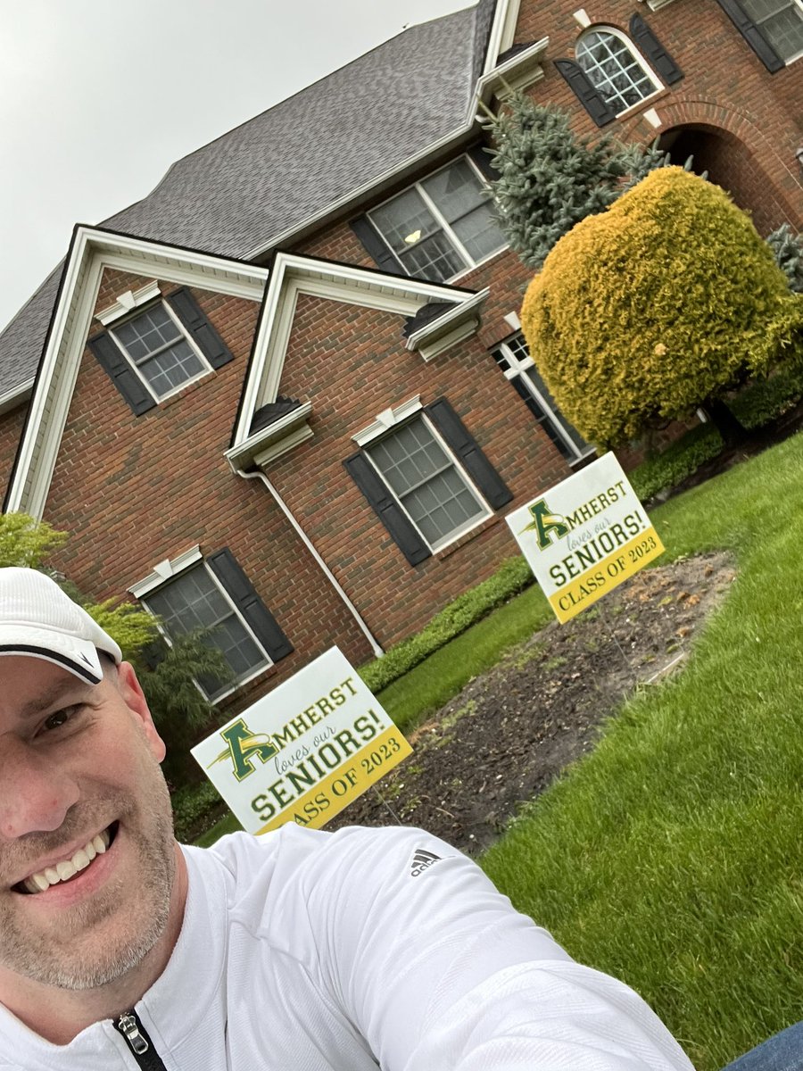 TheCometSuper's tweet photo. Tonight, dozens of volunteers placed Class of 2023 signs in the yards of all of our Steele seniors! Congrats Sierra, Carolina, Colby, and Dylan!  #CometPride #Classof2023 #SeniorSigns https://t.co/BBz4By7Ky3