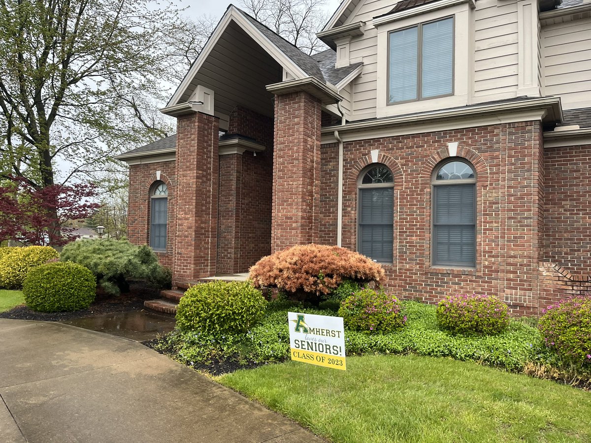 TheCometSuper's tweet photo. Tonight, dozens of volunteers placed Class of 2023 signs in the yards of all of our Steele seniors! Congrats Sierra, Carolina, Colby, and Dylan!  #CometPride #Classof2023 #SeniorSigns https://t.co/BBz4By7Ky3