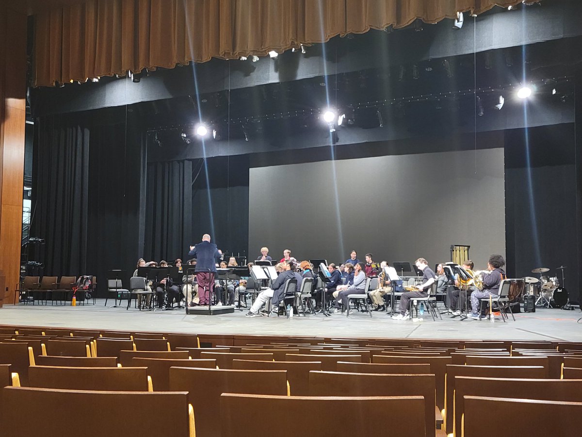MhsUlrich's tweet photo. The @MhsSdbands got to spend a couple hours working with Dr. Chris Heffner from @LVC. The clinic helped provide positive growth to our program and prepare us for adjudication. https://t.co/R889JB8TvA