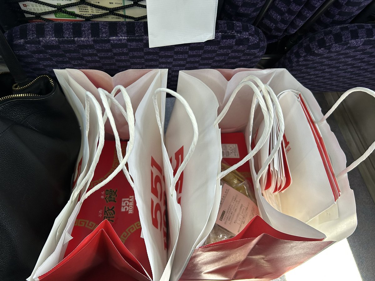 0628Micsa's tweet photo. 実家に帰るから551買って帰ってるんだけど、すんごい量:(´◦ω◦｀): https://t.co/jUaavx5dmV