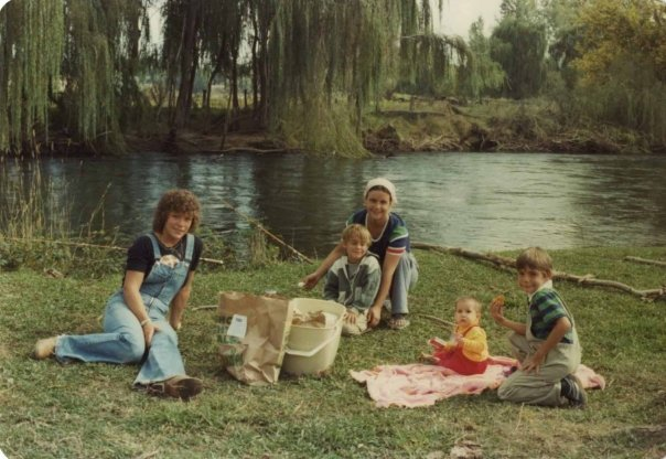anna_chica's tweet photo. What inspired me to get into #geology? My love of being outside; learning our place in the solar system; weather and climate; what drives weathering, and erosion; our place in the world! #MyScienceMay #MyField @avid_podcast @LetsTalkSciComm (I'm the baby!) https://t.co/21kZvb0LWr