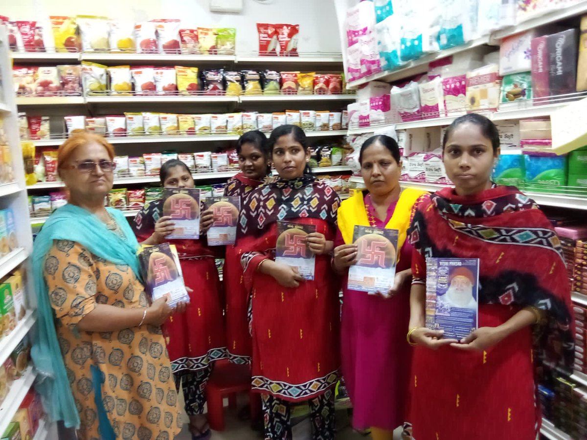 PuneRishiprasad's tweet photo. #TheInsideStory 👉Dont Look Here Raaz Kee Baat
#Bapuji ने लाखों हिंदुओं की घर वापसी कराई,पाश्चात्य संस्कृती की ग��दगी से बचाने के लिए घर घर अभियान करके "ऋषिप्रसाद पत्रिका" पहूंचाए। कयी लोकमांगल्य के कार्य कीए जो विधर्मियों को रास नहीं आया उन्हें षड्यंत्र के तहत जेल भिजवा दिया गया। https://t.co/CjN69OUPAR