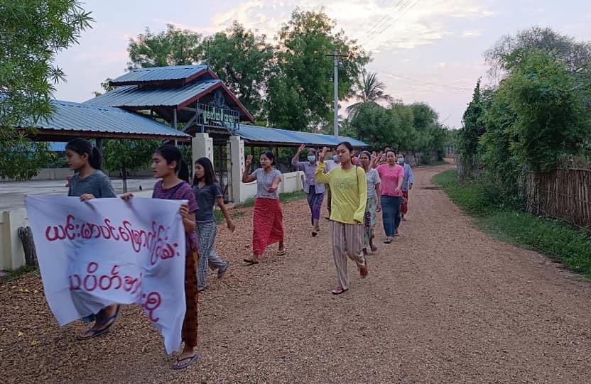KYITHAR95368969's tweet photo. Morning protest led by residents from northern part of #Yinmarbin Twp, #Sagaing Region, marched in a village to uproot the #MilitaryDictatorship on May3.

#LegalizationOfNUG                        
#2023May3Coup                               #WhatsHappeningInMyanmar https://t.co/lhzVr0qq5v