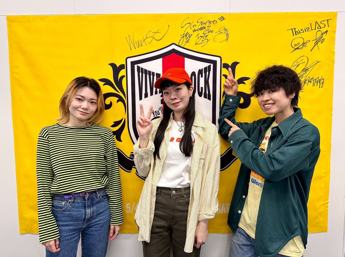 SHISHAMO_BAND's tweet photo. 本日は
「VIVA LA ROCK 2023」(@vivarockjp)
に出演します!!!✨
記念すべき10回目の開催となる今年も、この場所に帰ってくることができました!!!🎉🎉🎉

SHISHAMOの出番は
STAR STAGEにて14:00〜です🙌
会場でも、オンラインでも、一緒に楽しみましょう！(吉川)
#ビバラ https://t.co/IveLAFwhJp
