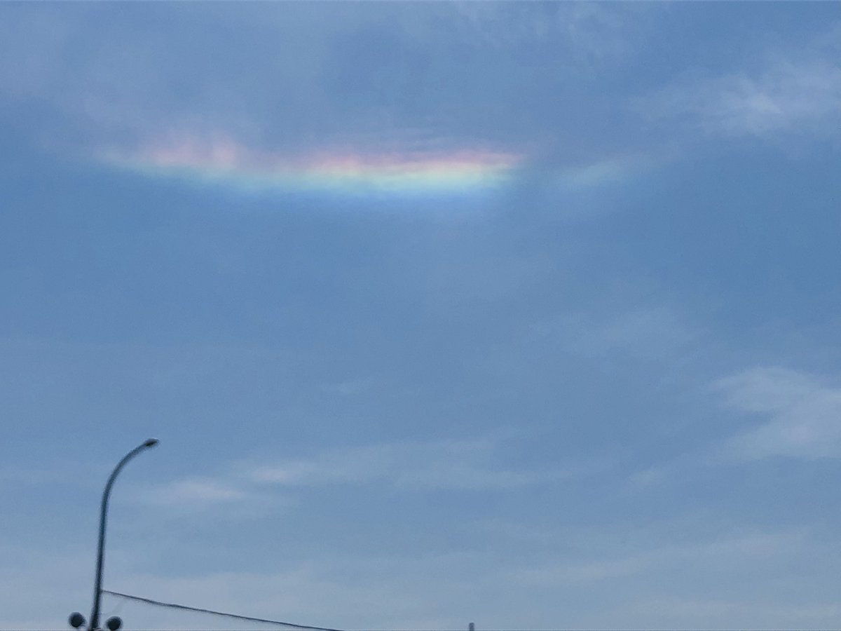 Dishwithsweets's tweet image. 今日はいいお天気です☺️
なぜか、晴天の中に虹が出現しました♡